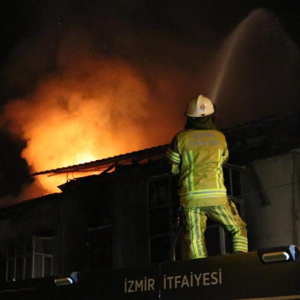 İzmir’de tekstil atölyesinde yangın – Son Dakika Haberi