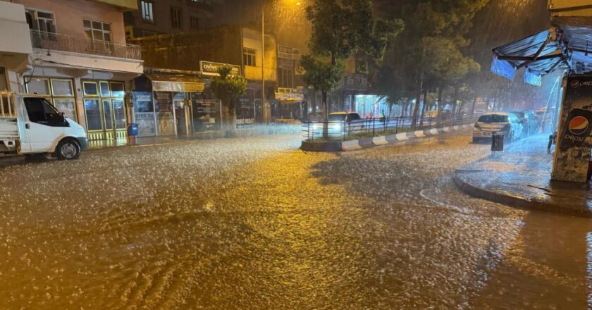 Siirt’te sağanak: Cadde ve sokakları su bastı