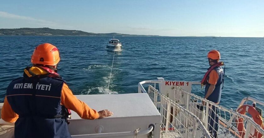 Çanakkale Boğazı’nda sürüklenen tekne kurtarıldı