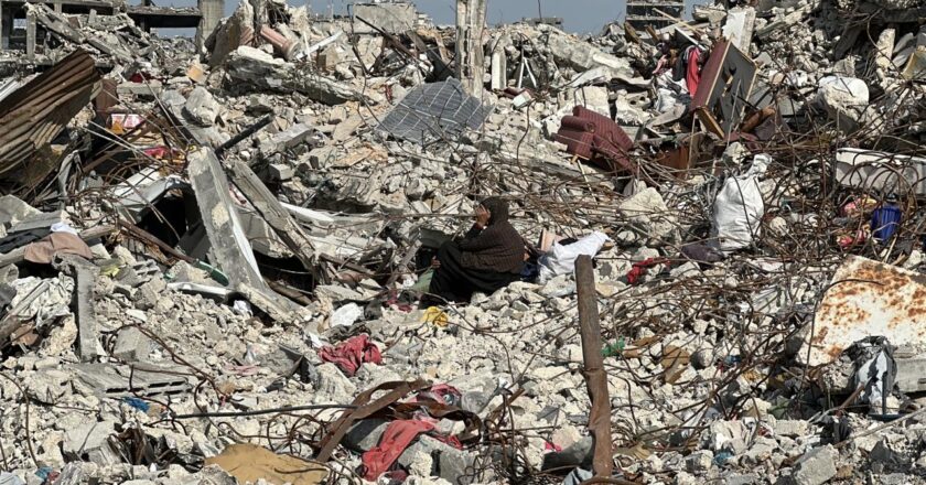 İsrail’in Gazze’deki saldırısında enkazda kalan aynı aileden 14 kişiye ulaşılmaya çalışılıyor