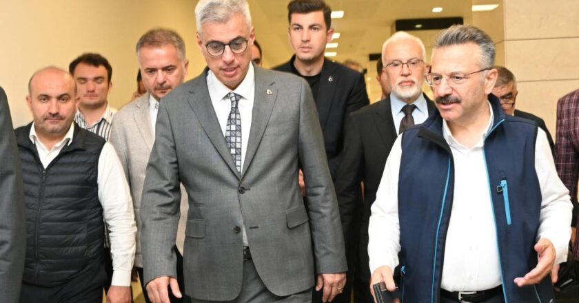 Bakan Memişoğlu, yaralanan orman işçisini hastanede ziyaret etti