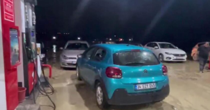 Ankara’da sağanak caddeleri göle çevirdi