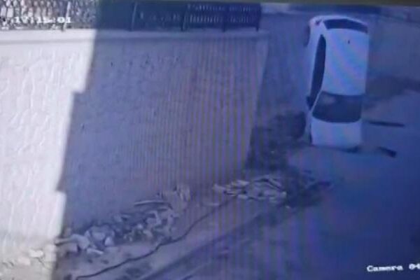 Otomobil, metrelerce yükseklikten yere çakıldı: 1 yaralı