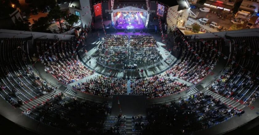 Çeşme Festivali 2025 coşkuyla tamamlandı – Son Dakika Cumhuriyet’in Egesi Haberleri