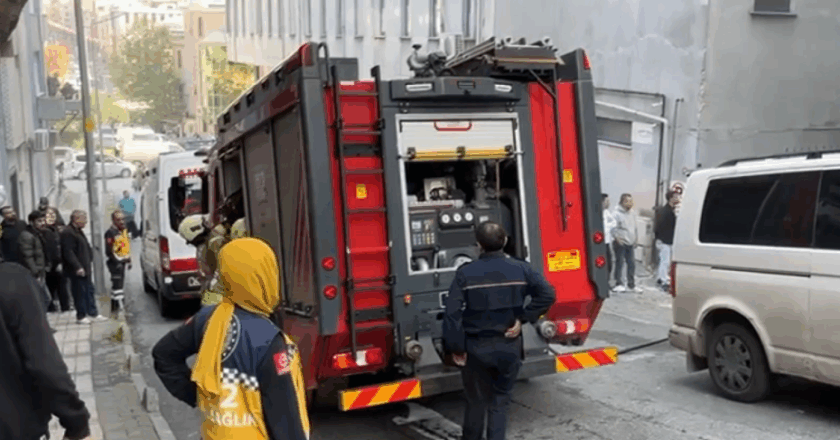 Bağcılar’daki 7 katlı apartmanda yangın paniği