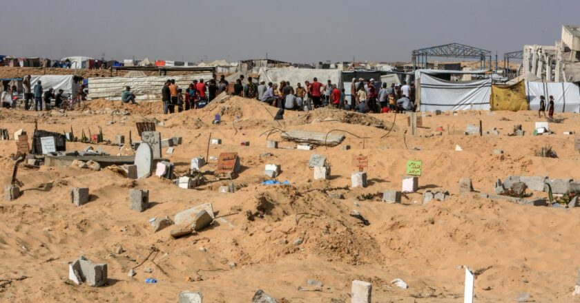 Gazze’deki mezarlıklarda, yerlerinden edilen Filistinliler ölülerle yan yana yaşıyor